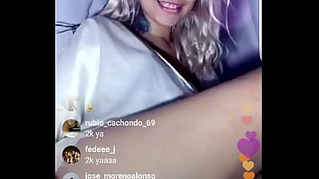 Rubia dándole caña