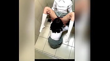 Dos Estudiantes LATINAS Tocándose en el Baño de la Escuela!