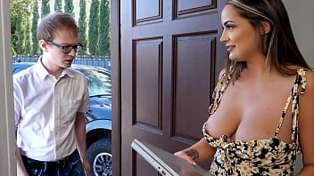 Joven Nerd Ayuda a su Caliente Vecina MILF con su Laptop