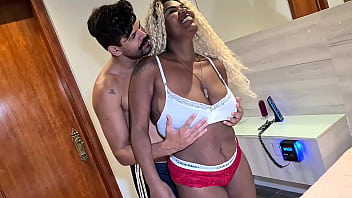 Sexo amador interracial com a garota de programa gemendo e gozando na pica do amigo no motel