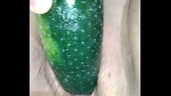 Enorme pepino me antoja de comerlo con mi vagina antes de hacer una ensalada