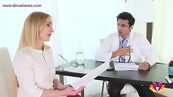 زوجة الرجل الإنجليزية العاجزة تطلب من الطبيب المسلم تلقيحها